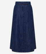 Falda midi de denim en corte evasé, con abertura frontal y cinturón fino de cuero sintético incluido. Confeccionada en algodón, presenta un diseño versátil y moderno.