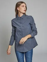 Camisa azul con rayas verticales blancas, de corte clásico, con cuello camisero y mangas largas.