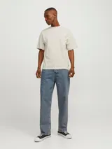 Remera de manga corta y cuello redondo con corte holgado, confeccionada en algodón orgánico de tejido suave y elástico.