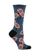 Medias de caña media color turquesa con estampado de flores rosadas, talón y puntera en color negro, y borde superior con detalle de ondas.