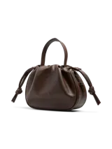Bolso tipo saco o 'balloon' de efecto cuero color marrón oscuro (Chicory Coffee) con asa superior y correa ajustable para llevar al hombro o cruzado. Presenta herrajes plateados y cierre magnético.