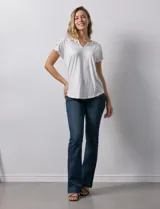 Blusa blanca de modal con cuello redondo y escote en V. Tiene apliques de crochet en el escote y los hombros.