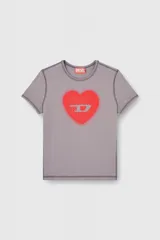 Remera Diesel T-Uncuties de manga corta y cuello redondo, de ajuste ceñido al cuerpo. Confeccionada en suave algodón elástico con costuras visibles a contratono. Presenta un diseño estampado en el frente de un corazón rojo con el logo Oval D y detalles de pedrería.