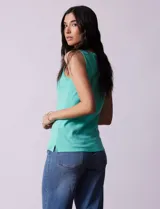 Musculosa amarilla de algodón con cuello redondo y sisas anchas.