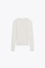 Camiseta de manga larga con cuello redondo y corte ajustado, confeccionada en tejido de mezcla de algodón suave.