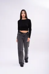 Pantalón de jean corte wide leg en color negro gastado, con tiro alto y estructura rígida.