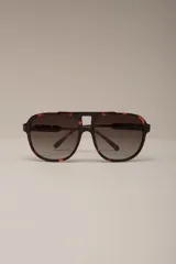Lentes de sol estilo aviador con montura de carey y lentes oscuros degradados.