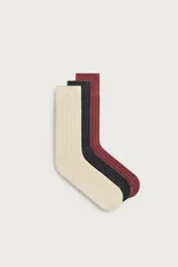 Pack de tres pares de calcetines de tejido canalé, elaborados con mezcla de algodón. Incluye un par en color beige, un par en gris oscuro y un par en bordó.