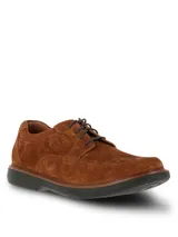 Zapato de cuero gamuzado color marrón, con diseño de costuras visibles en la puntera, cierre mediante cordones y suela de goma EVA en color negro.