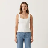 Blusa de verano blanca con cuello cuadrado, sin mangas y corte ceñido al cuerpo.