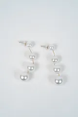 Aros colgantes compuestos por una serie de perlas de distintos tamaños dispuestas en cadena vertical, con cierre tipo perno.