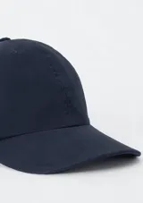 Gorra clásica color gris oscuro, con visera curva y diseño liso de seis paneles.