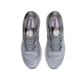 Championes de running Asics Gel-Nimbus 23 Platinum, color gris con detalles iridiscentes en el logo y el talón. Cuentan con tecnología FlyteFoam en la entresuela para una amortiguación superior.