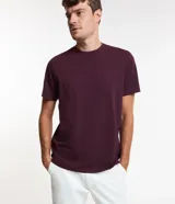 Remera azul marino de algodón, con cuello redondo y mangas cortas.