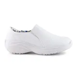 Zapato blanco de cuero sintético, tipo mocasín, con elásticos laterales y suela antideslizante. Interior forrado con tela estampada de flores.