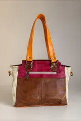 Cartera de cuero multicolor de diseño artesanal e intervenida con arte, modelo Lira de la Línea Dubai, con doble asa de hombro y bolsillo frontal con solapa pintada.