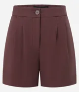 Short de sastrería color marrón, con pliegues delanteros, cintura con trabillas, cierre de botón y cremallera, y bolsillos laterales.