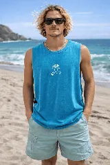 Musculosa sin mangas color azul vibrante con un gráfico estampado en blanco de una figura antropomórfica con cabeza de hongo, en pose de baile o carrera.