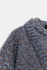 Jersey de punto jaspeado con cuello redondo y detalle de costura en V frontal, manga larga y terminaciones en rib.