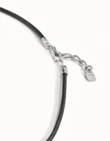 Colgante de cuero negro con cierre de plata de ley.