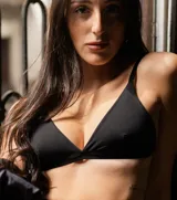 Sostén triangular color crudo, con breteles finos regulables y espalda con cierre de gancho.