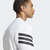 Remera Adidas de algodón con cuello redondo y mangas cortas. Presenta el logo de las 3 Barras centrado en el pecho y las icónicas 3 Rayas de la marca en ángulo sobre ambas mangas.