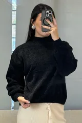 Buzo de chenille color marrón, con cuello alto, mangas largas con puños ajustados y ruedo acanalado.