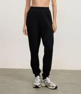 Pantalón deportivo tipo jogger de la marca Get Over, confeccionado en una mezcla de poliéster, modal y elastano. Presenta cintura elástica con cordón de ajuste, bolsillos delanteros amplios y puños elásticos en los tobillos.