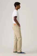 Pantalón de corte regular fit confeccionado en sarga color beige, con tiro medio y cierre frontal con cremallera.