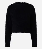 Suéter femenino de corte slim confeccionado en tejido de punto con textura de pelitos. Presenta cuello redondo y mangas largas ajustadas.