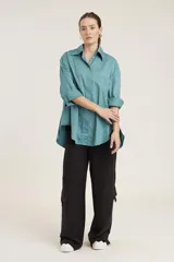 Camisa blanca de corte oversize con detalle de strass aplicado en toda la prenda, cuello camisero clásico y mangas largas con puños.