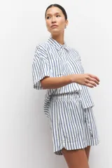 Short celeste con rayas verticales blancas, con cintura elastizada y cordón ajustable.