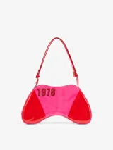 Bolso de hombro Diesel Play para mujer, con silueta inspirada en un mando de videojuego y estilo moto. Hecho de PU brillante con bloques de color rojo y rosa, parches de logotipo aplicados y placa de metal con el logotipo Oval D.