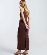 Vestido midi de tejido rib color marrón, con corte ajustado al cuerpo, cuello redondo y aberturas laterales cut out en la cintura. Presenta detalles de bies en color blanco que resaltan el diseño.