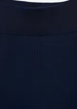 Pantalón wide leg de tiro medio, confeccionado en punto fino de viscosa, sin cierre.