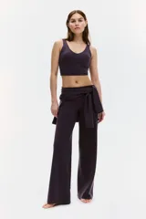 Top deportivo SoftMove negro con escote en V y tirantes anchos, confeccionado en tejido funcional con tecnología que absorbe el sudor.