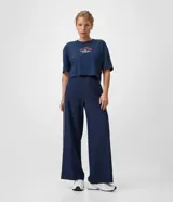 Pantalón deportivo Get Over de corte recto y suelto, confeccionado en microfibra azul marino con cintura elastizada y vivo lateral en color blanco.