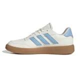 Championes Adidas modelo Courtblock, de diseño urbano en color blanco con las icónicas tres tiras laterales en celeste y suela de goma color caramelo.