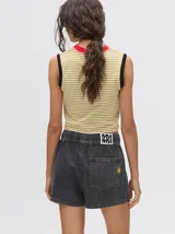 Short de denim color tostado, de corte relajado con cintura elástica y cordón ajustable. Posee un bolsillo trasero con un pequeño bordado de sol.