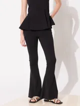 Pantalón negro estilo Oxford con botamangas elastizadas y recortes diagonales. La cintura elastizada aporta gran comodidad en su uso, acceso mediante cierre en el lateral.