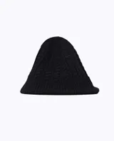 Gorro tipo bucket tejido en punto trenzado, color negro, con ala corta y diseño estructurado.
