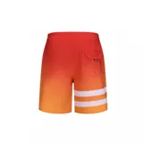 Bermuda de baño beige con estampado de calaveras, flores y rayas. Tiene cintura negra con cordón ajustable y dos bandas negras horizontales en la pierna izquierda.