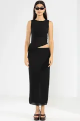 Top negro sin mangas con detalle de abertura en la cintura. Hecho en Italia.