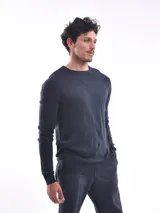 Sweater azul marino de punto liso, con cuello redondo y mangas largas.