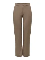 Pantalón de corte recto en color marrón claro, con bolsillos laterales y cierre de gancho. Confeccionado en mezcla de poliéster y elastano.