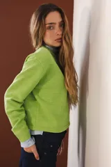 Cárdigan rojo tejido con lurex, con cuello redondo y cierre frontal con botones.