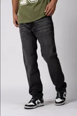 Jean de corte recto y calce cómodo, con efecto de lavado desgastado en color gris oscuro.