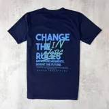 Remera azul marino de algodón con cuello redondo y estampado en la espalda con la frase "CHANGE THE RULES. IMPROVISE MOMENTS. INVENT THE FUTURE."