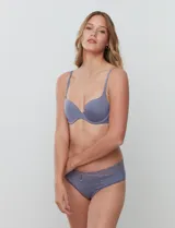 Panty brief color gris, de lycra y encaje, marca Montelle. Modelo alto a la cadera.