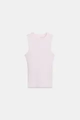 Top de canalé color rosado, de cuello redondo y diseño sin mangas.